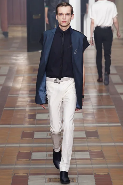 Look 16